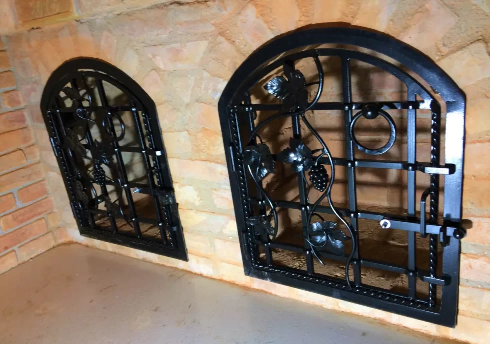 kovácsolt borospince ajtó