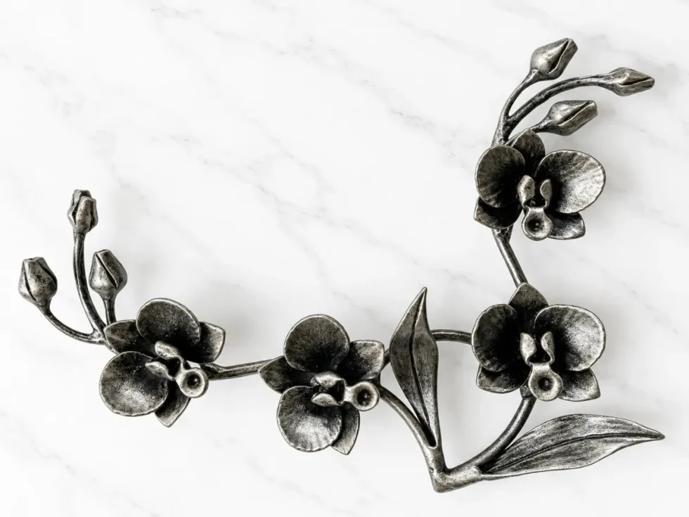 Sírkőre szerelhető kovácsoltvas örökvirág orchidea ezüstözött